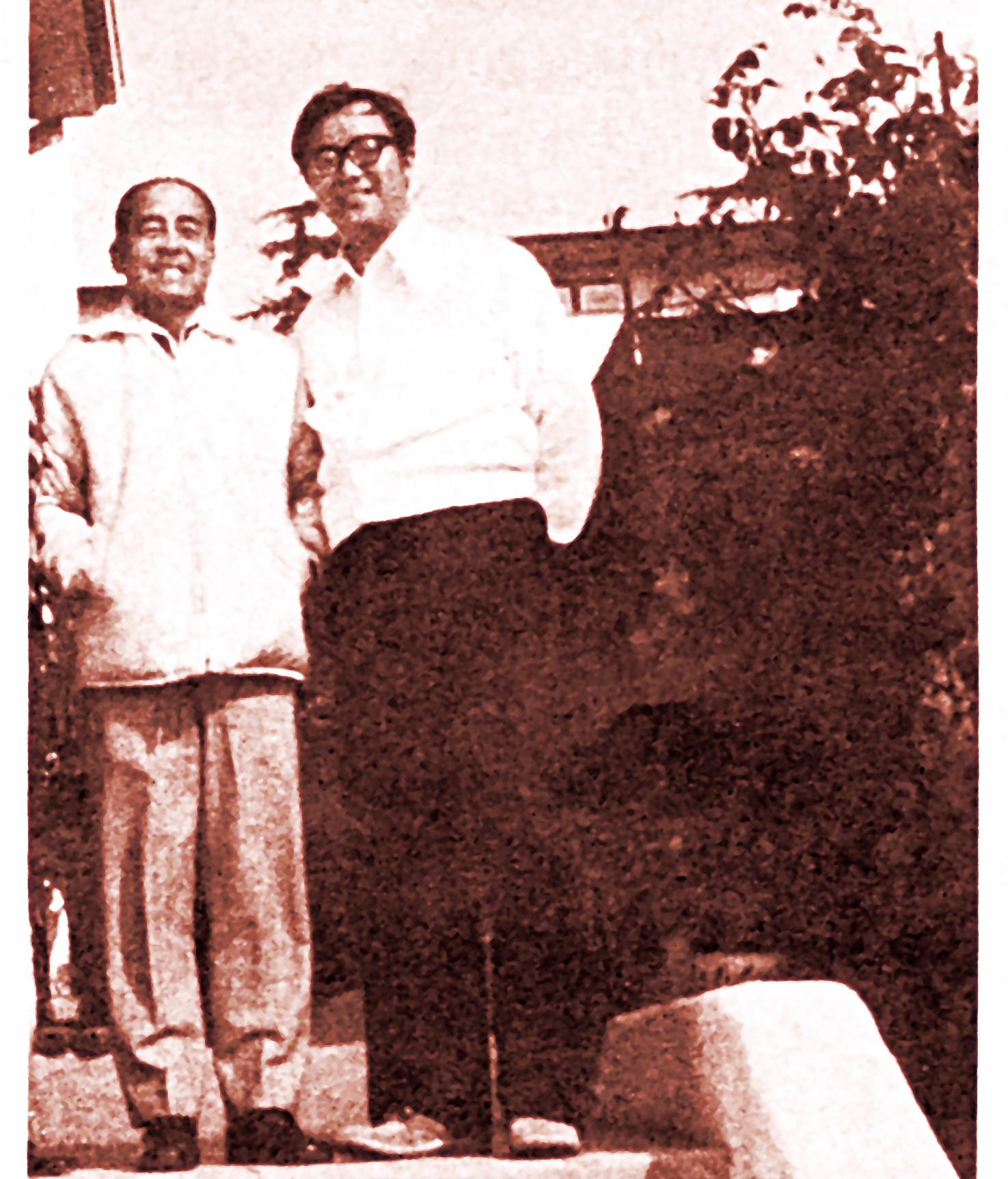 1973年35歲時，跟著時年73歲的劉翼凌弟兄合影。